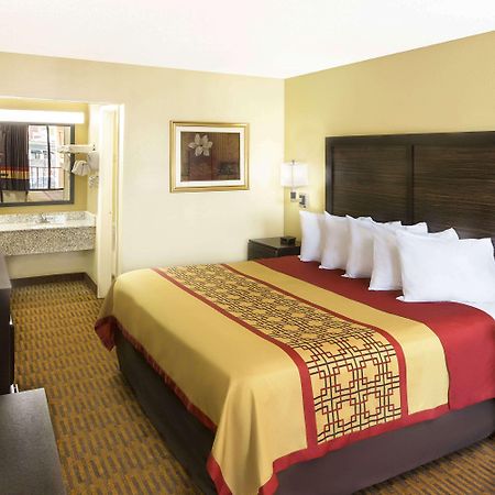 Days Inn By Wyndham Columbus-North Fort Moore Экстерьер фото