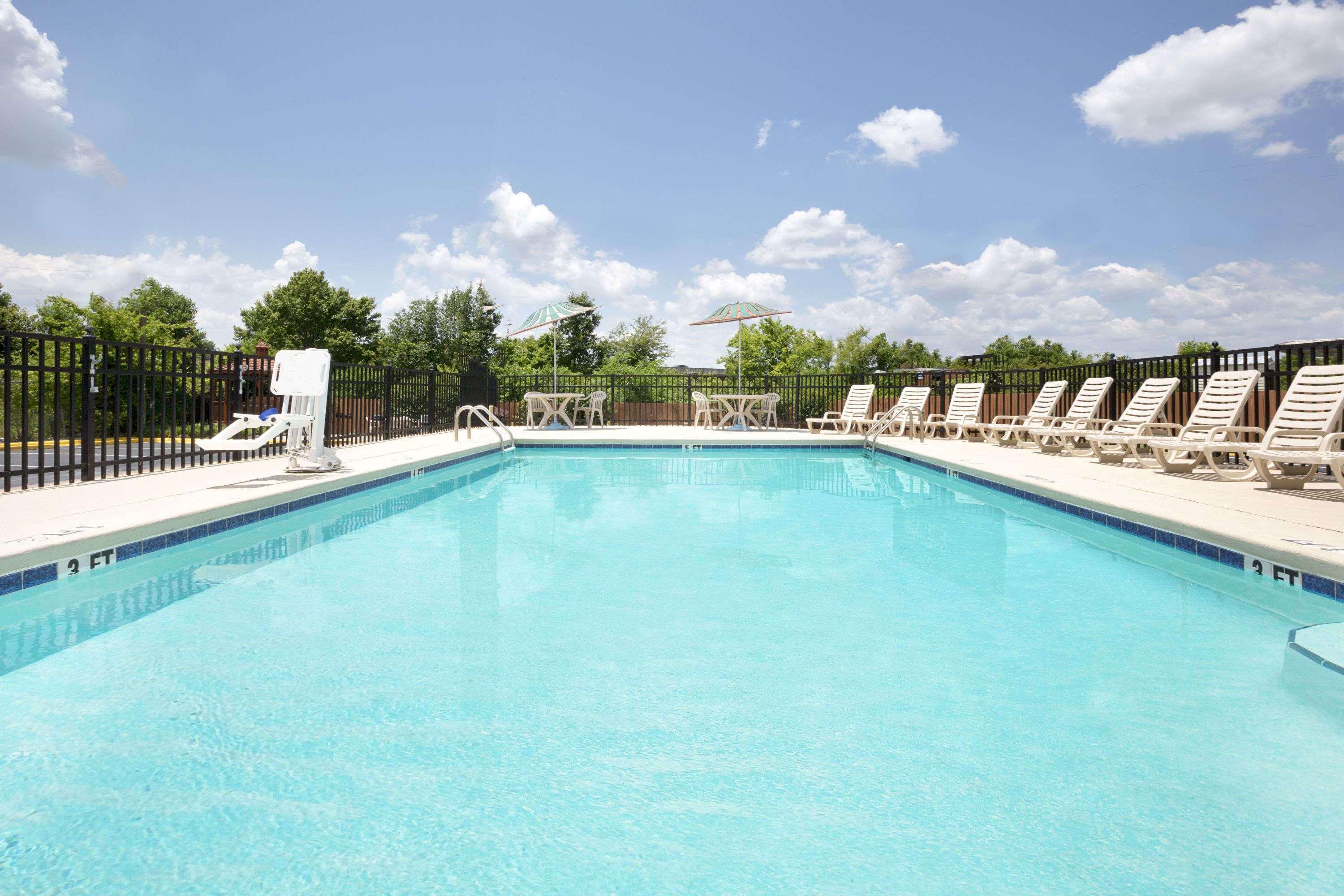 Days Inn By Wyndham Columbus-North Fort Moore Экстерьер фото