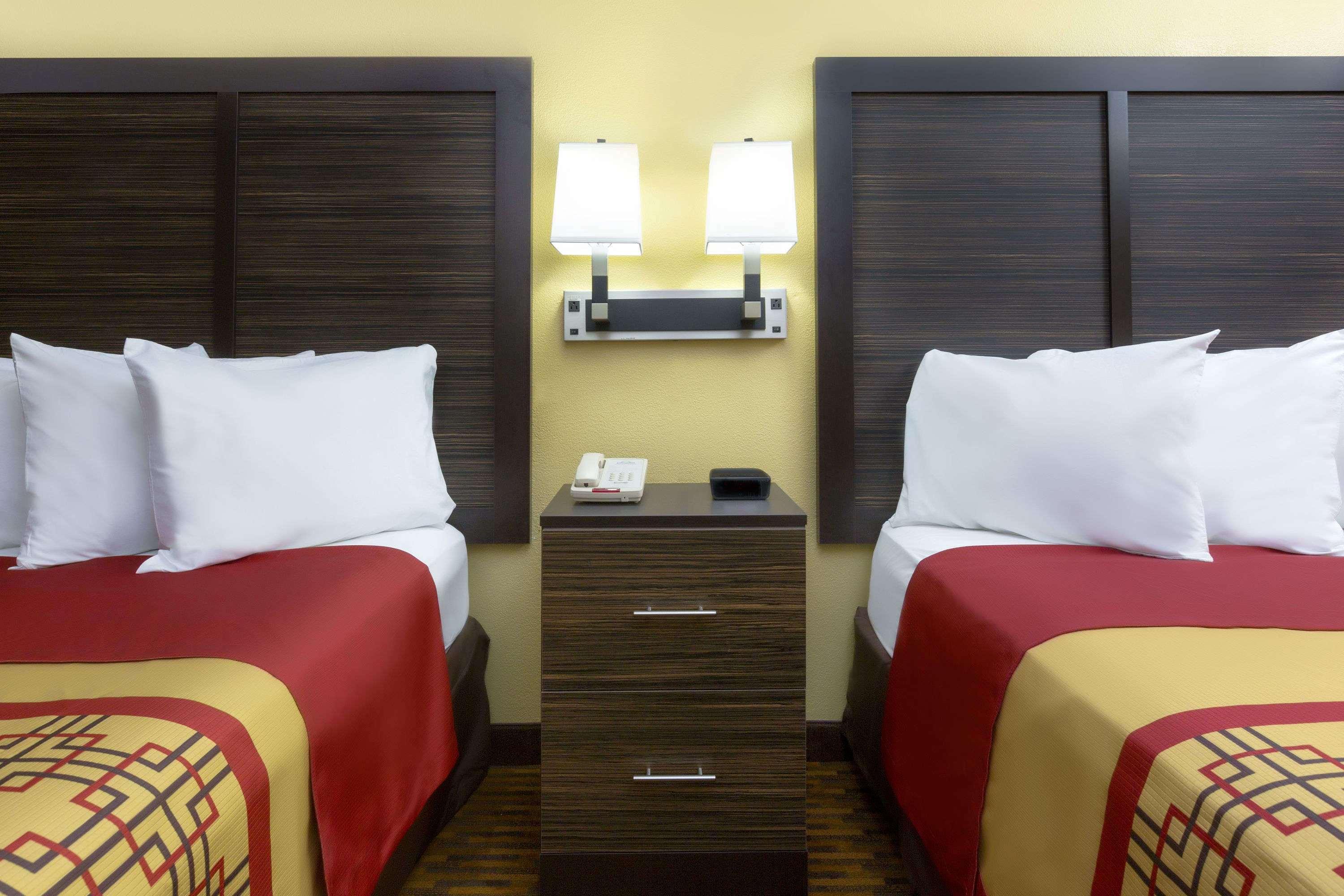 Days Inn By Wyndham Columbus-North Fort Moore Экстерьер фото