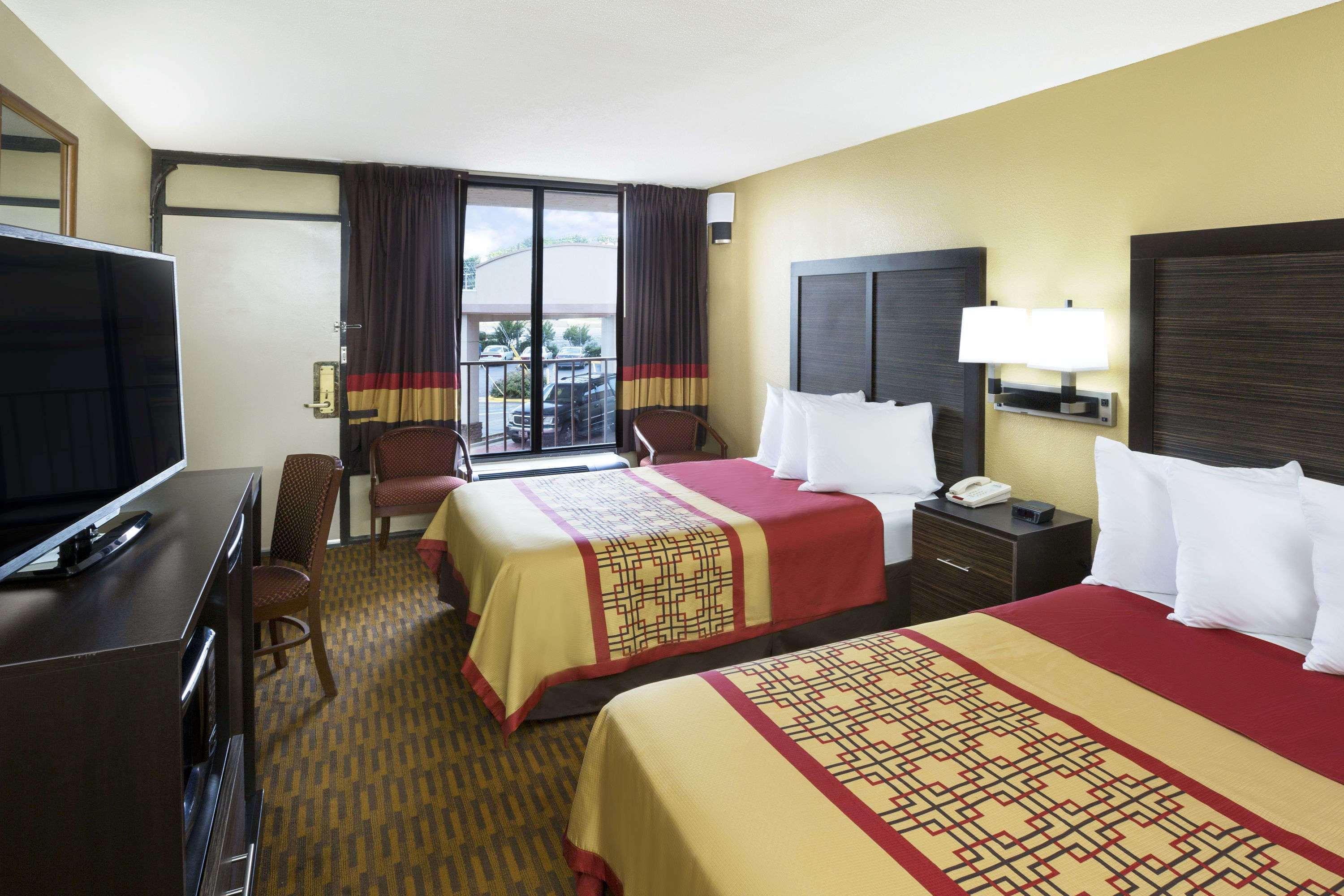 Days Inn By Wyndham Columbus-North Fort Moore Экстерьер фото