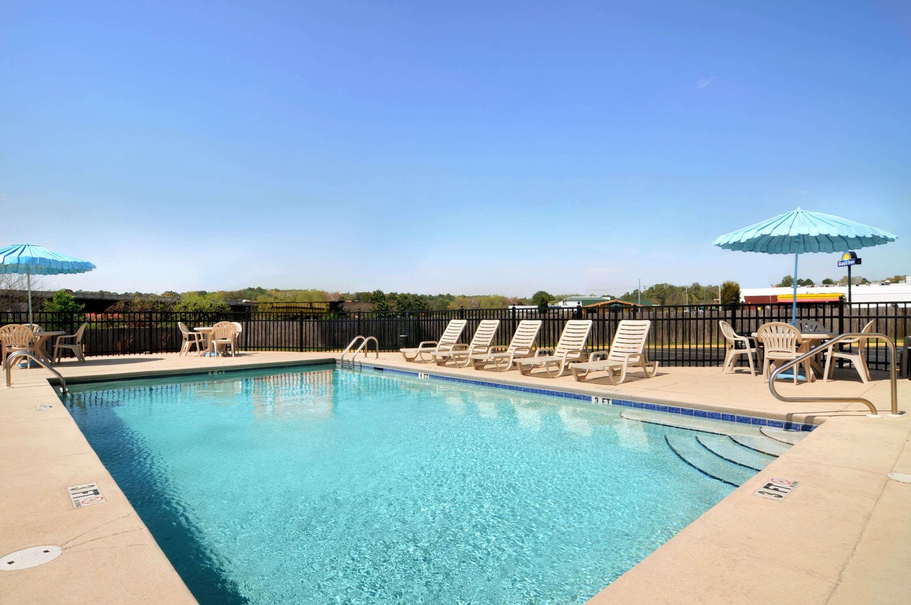 Days Inn By Wyndham Columbus-North Fort Moore Экстерьер фото