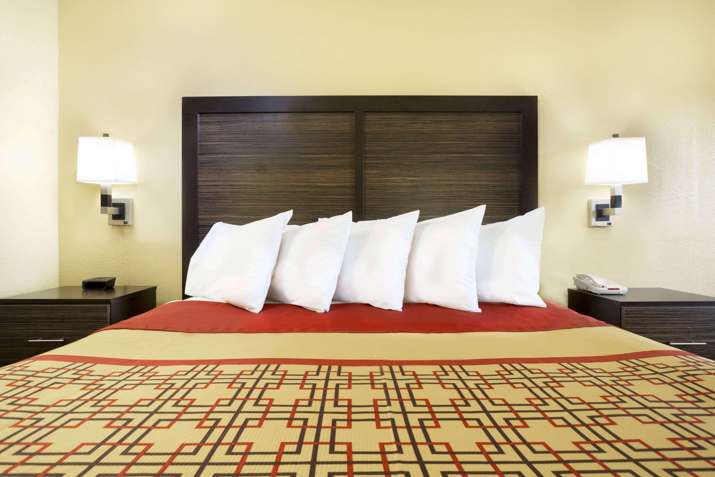 Days Inn By Wyndham Columbus-North Fort Moore Экстерьер фото